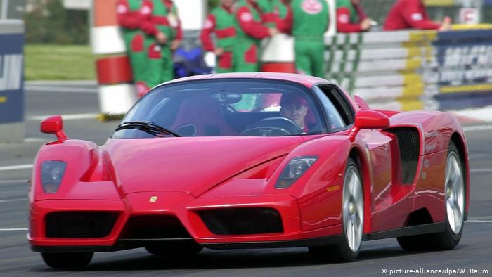 Двухместный суперкар Ferrari Enzo был построен в 2002 году и назван в честь основателя компании Энцо Феррари.