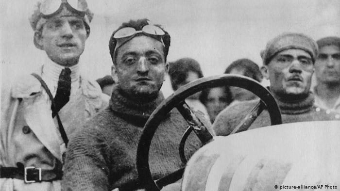 На снимке 1921 года Энцо Феррари - в болиде Alfa Romeo.