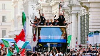 Рим встречает сборную Италии по футболу после возвращения из Лондона, где она завоевала титул чемпиона Европы 