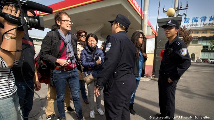 Китайские полицейские дискутируют с группой журналистов