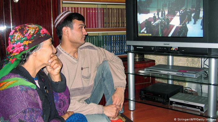 Туркменская пара перед экраном телевизора