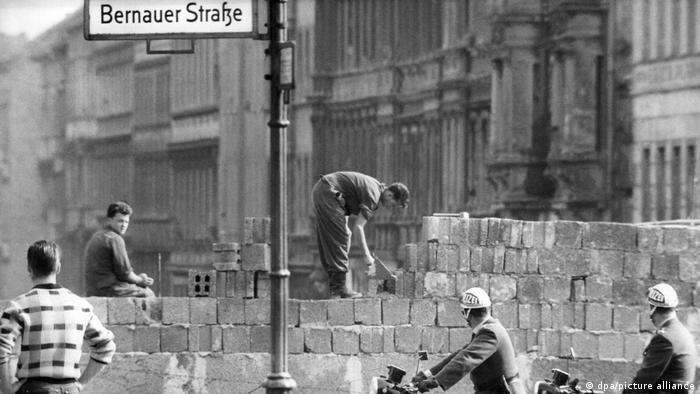 Строительство Берлинской стены на участке Бернауэрштрассе