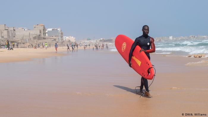 Серфер в Сенегале