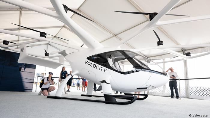 Двухместное аэротакси VoloCity немецкой компании Volocopter во время презентации в США