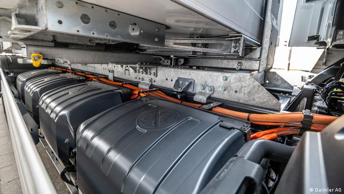 Электрический грузовик Mercedes-Benz eActros: там, где раньше был бензобак, теперь аккумуляторные батареи 