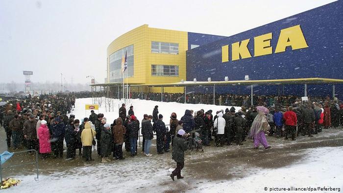 Длинная очередь при открытии первого магазина Ikea в Москве