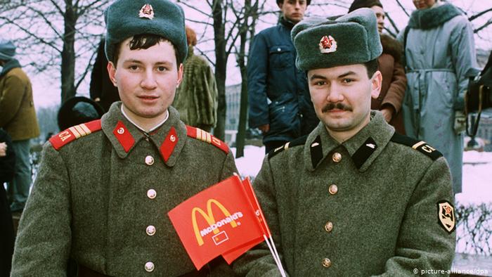 Два советских солдата с флажками McDonald's