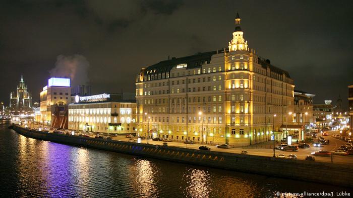 Московская гостиница Балчуг-Кемпински в вечернем освещении 