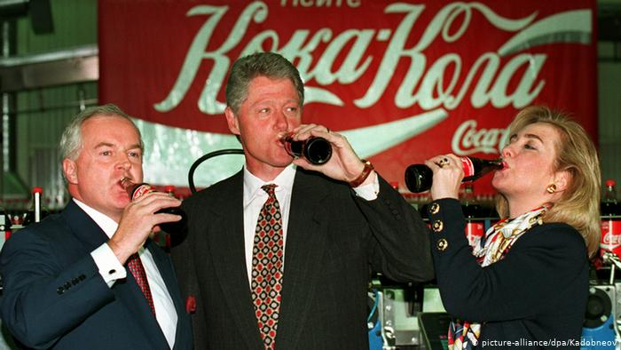 Билл и Хиллари Клинтон пьют кока-колу в Москве