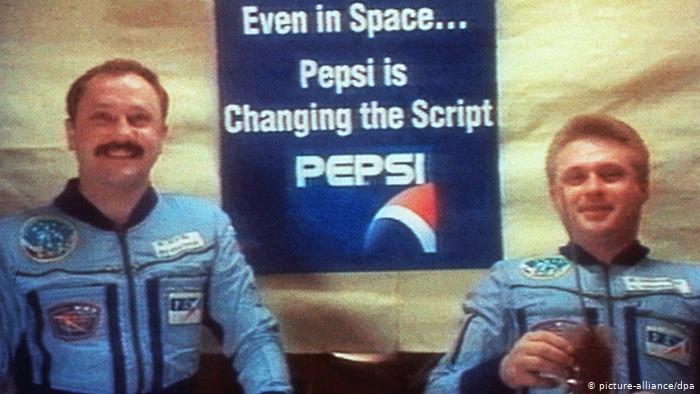 Российские космонавты рекламируют новый корпоративный дизайн фирмы PepsiCo 