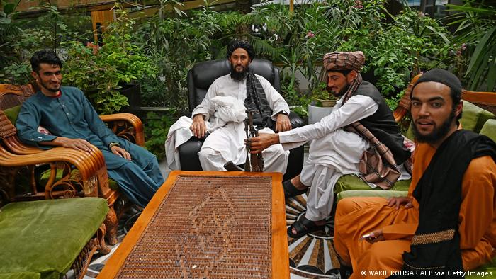 Боевики Талибана в саду на вилле, принадлежавшей генералу Дустуму