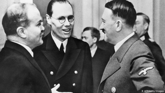 Вячеслав Молотов (слева) и Адольф Гитлер (справа)