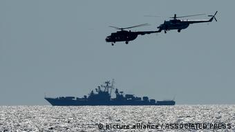 Вертолеты и корабль на учениях в Черном море