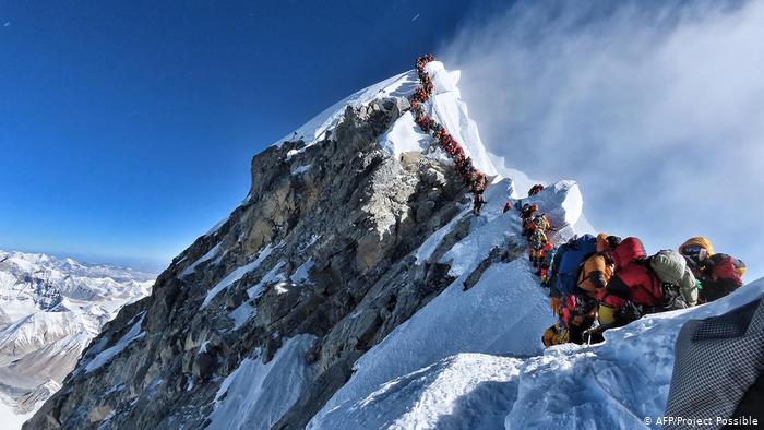 Альпинисты покоряют Эверест