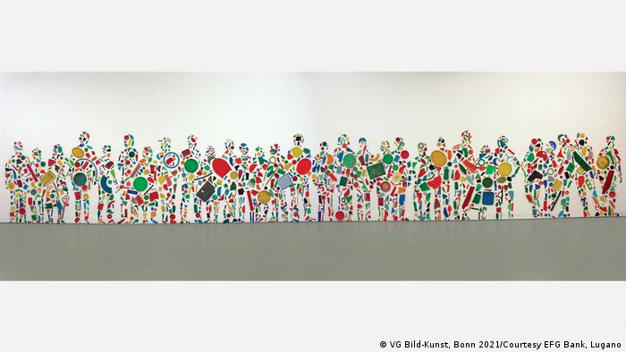 Британский художник Тони Крэгг создал это собрание людей из пластиковых предметов, таких как тарелки
