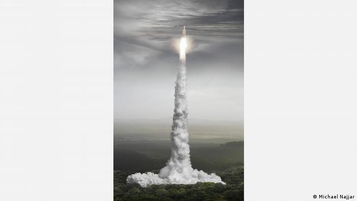 Взлетающая ракетаё Работа немецкого фотографа Майкла Наджара (Michael Najjar) 