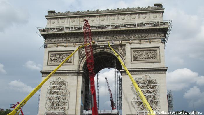 Триумфальная арка в Париже готовится к обертыванию