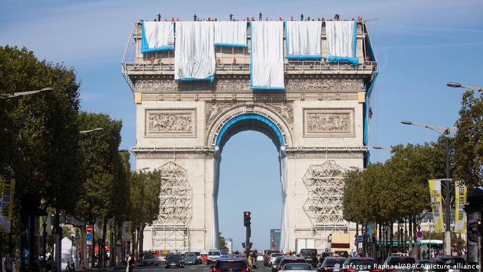 Работы по обертыванию Триумфальной арки в Париже