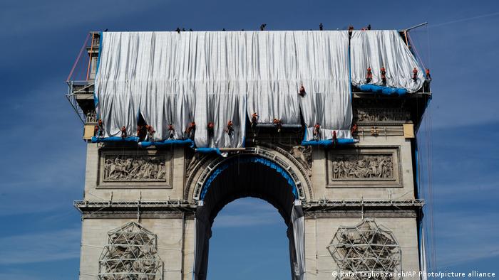 Работы по обертыванию Триумфальной арки в Париже