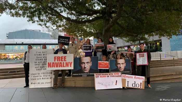 В новозеландском Окленде на акцию солидарности вышло небывалое количество русскоговорящих людей по меркам этой страны - около 35 человек. В субботу в стране планируются новые митинги в поддержку Навального.