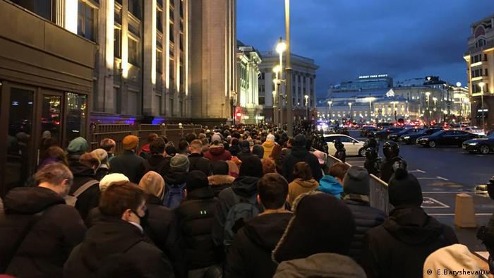 По оценкам МВД, в Москве в акции протеста участвовали около 6 тысяч человек, в Санкт-Петербурге - около 4,5 тысяч. Директор ФБК Иван Жданов предлагает умножить эту оценку на 10.