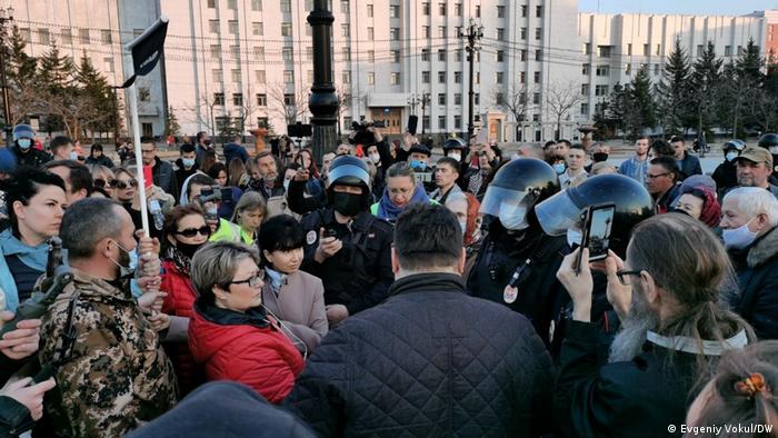 В Хабаровске центр города был заполнены грузовиками с ОМОНом. Даже обычные полицейские вышли в шлемах и бронежилетах. Основным местом митинга стала площадь Ленина. В назначенное время люди рассредоточились по площади и гуляли небольшими группами. Люди скандировали Врача к Навальному!, Свободу Фургалу!. Полиция задержала трех митингующих.