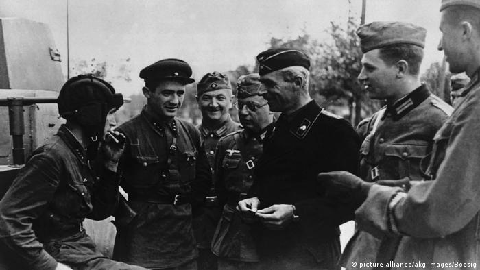 1939 год. Советские офицеры на переговорах с офицерами третьего рейха