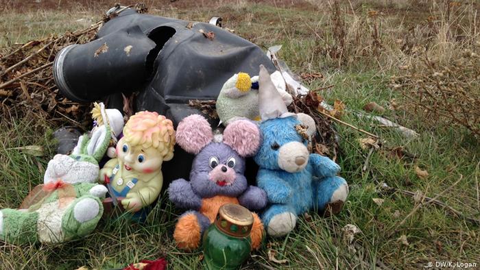 Игрушки на месте крушения MH17