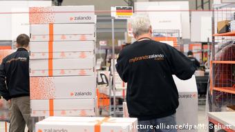 Работники логистического центра Zalando в Эрфурте готовят посылки к отправке