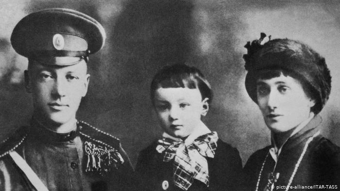 Анна Ахматова с мужем и сыном