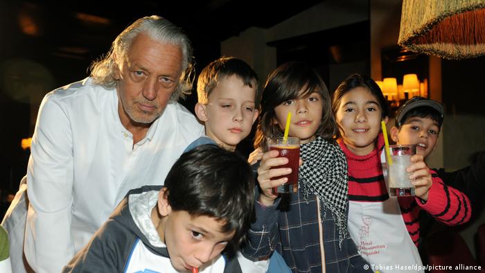 Во время одной из благотворительных акций Чарльз Шуман угощал безалкогольными коктейлями 80 детей