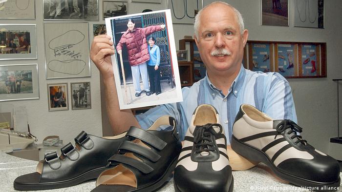 В 2006 году мастер из Германии изготовил эту обувь для Яо Дефен (1972-2012) из Китая, в то время - самой высокой женщины в мире 