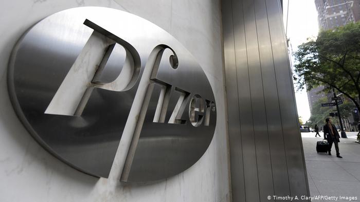 Эмблема корпорации Pfizer на ее штаб-квартире в Нью-Йорке