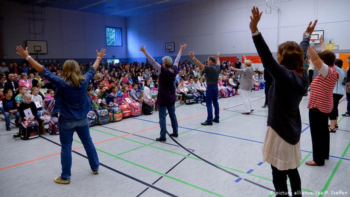 Учителя танцуют на празднике для первоклассников
