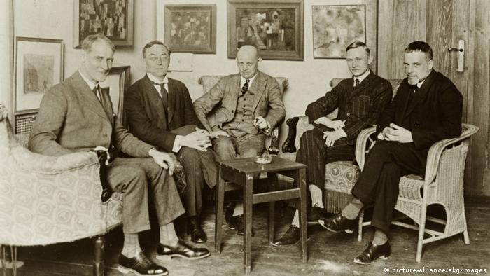 Мастера Баухауса в Веймаре (слева направо) - Лионель Фейнингер (Lyonel Feininger), Василий Кандинский (Wassily Kandinsky), Оскар Шлеммер (Oskar Schlemmer), Георг Мухе (Georg Muche) и Пауль Клее Paul Klee. 1925 год