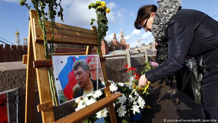 Возложение цветов на месте убийства Бориса Немцова