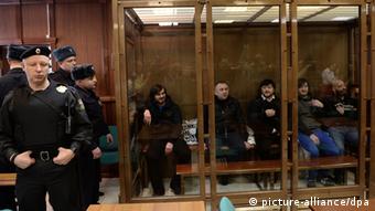 Обвиняемые в убийстве Политковской на скамье подсудимых в 2014 году: Джабраил Махмудов, Лом-Али Гайтукаев, Рустам Махмудов, Ибрагим Махмудов и Сергей Хаджикурбанов