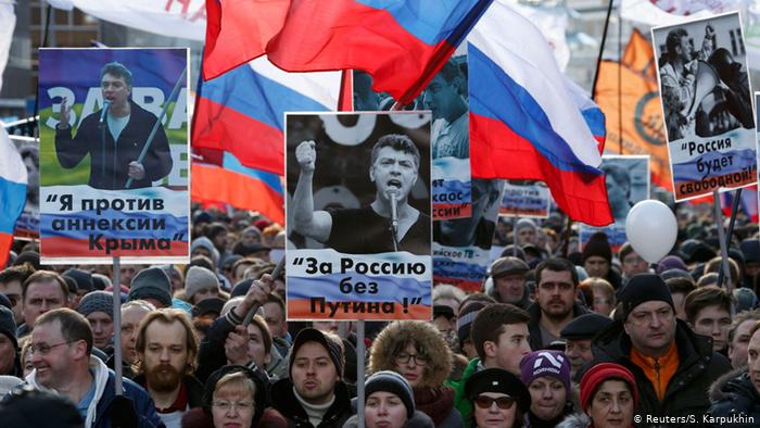 Участники акции в память о Борисе Немцове