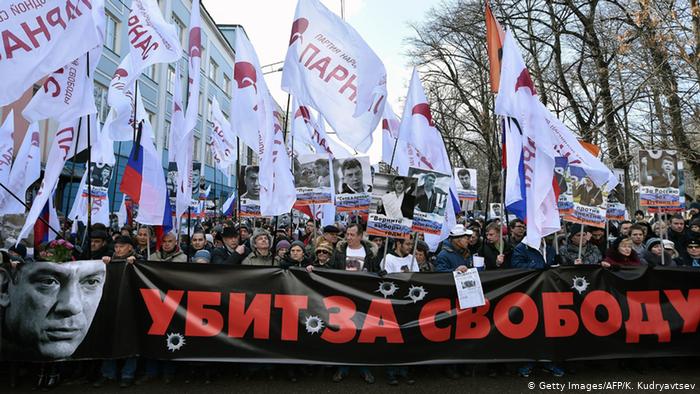 Флаги на шествии в память о Борисе Немцове