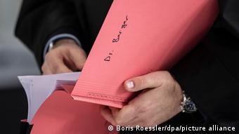 Папка с именем Ханно Бергера на судебном процессе в Висбадене
