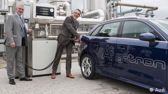 Верльте, 2013 год. Полученным путем электролиза метаном заправляют газовый автомобиль Audi 