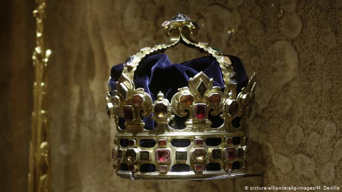 С 1697 года курфюрст Саксонии стал также польским королем. Специально для его коронации была изготовлена эта корона.