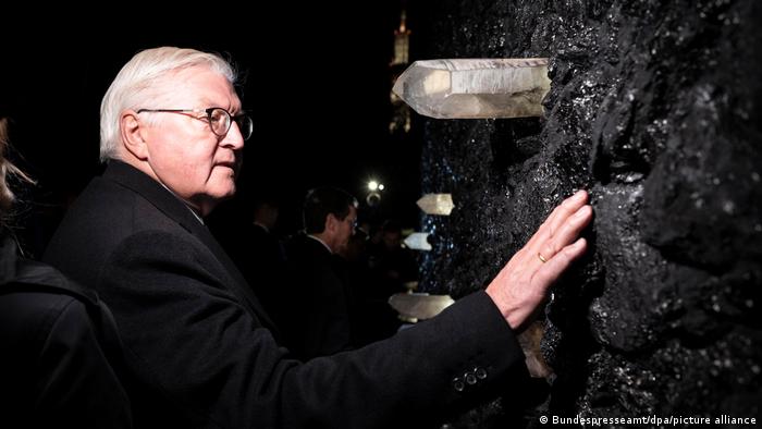 Президент ФРГ Франк-Вальтер Штайнмайер у Кристальной стены плача