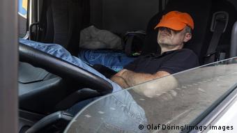 Отдыхающий водитель грузовика