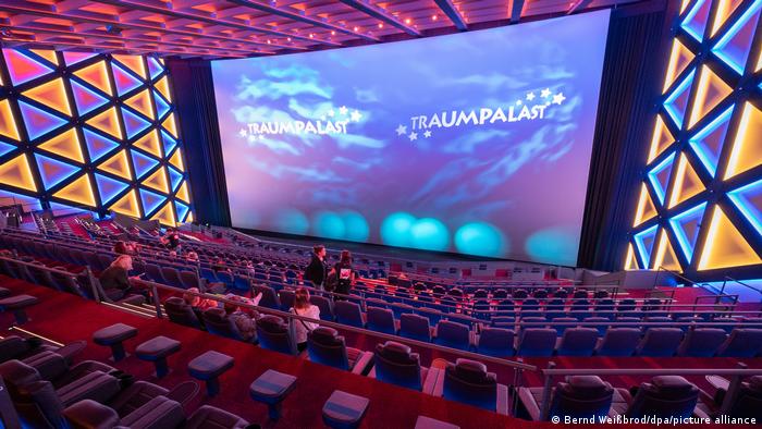 Зал с самым большим киноэкраном в мире в немецком городе Леонберг 