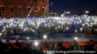 Демонстрация в Варшаве против решения Конституционного суда Польши 