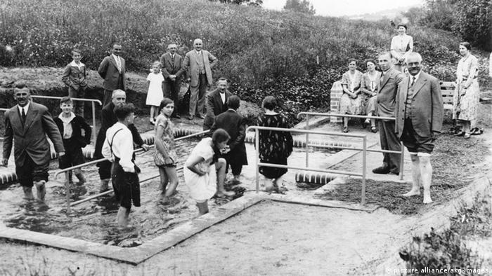 Водные процедуры по методу Кнайпа. Фотография 1935 года