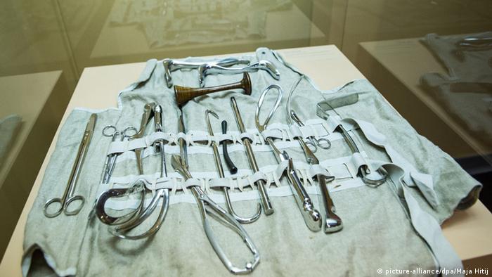 Медицинские инструменты судового врача из коллекции музея