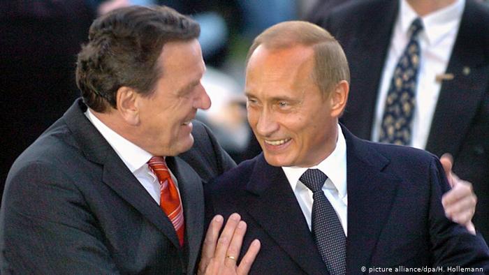 Герхард Шрёденр обнимает Владимира Путина 