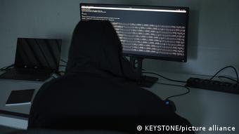 Хакер перед экраном компьютера